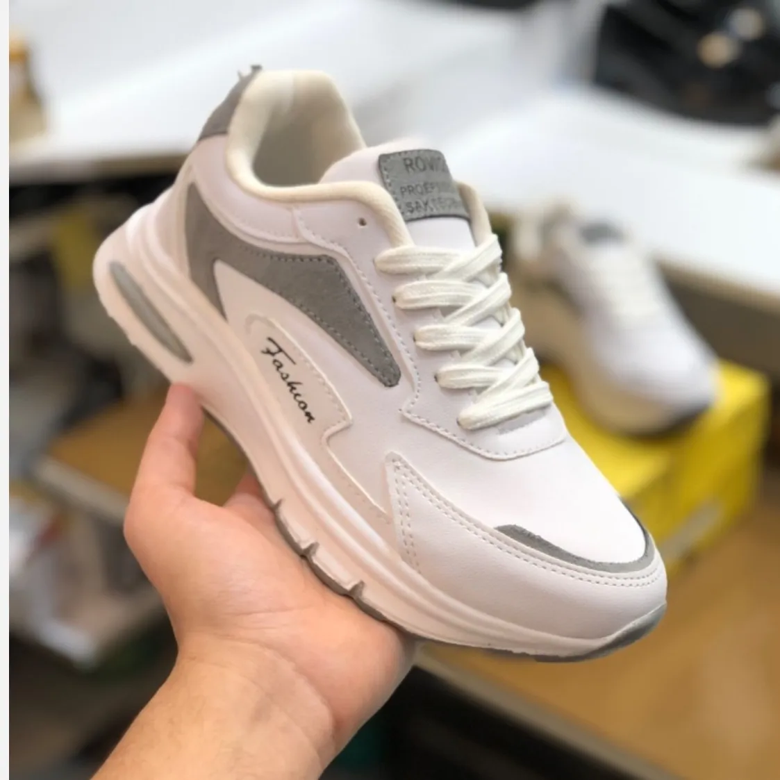 کفش چرم زنانه مدل رامینگو رنگ سفید اسپرت و پیادهروی