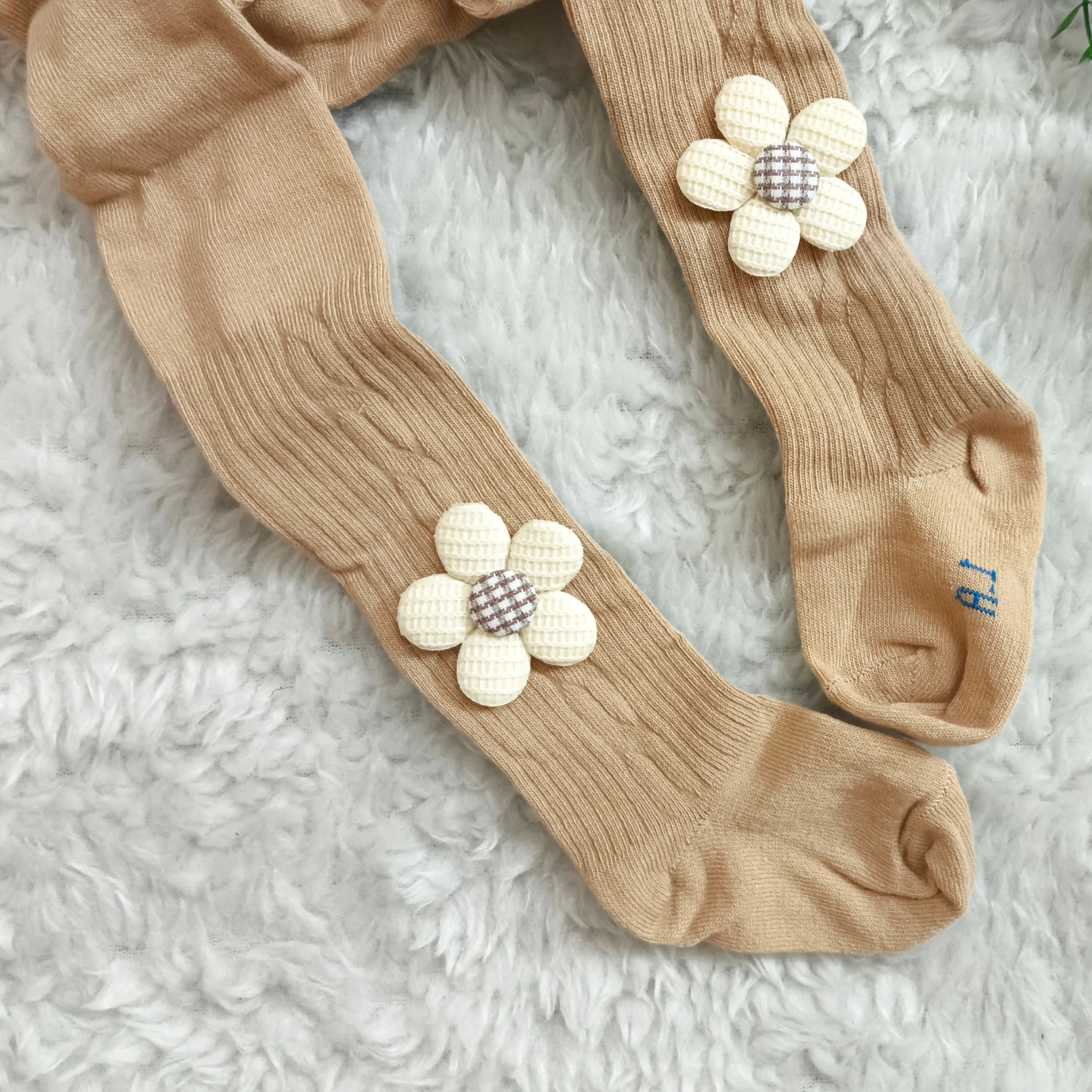 جوراب شلواری نوزادی دخترانه طرح گل بابونه کبریتی پنبه ای